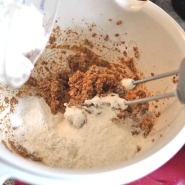 (FOTO: Inken Paletta, Finntastic) Im Anschluss das Mehl hinzugeben und untermischen sowie die restlichen Zutaten. 