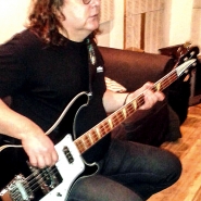 (FOTO: Dark Ride Brothers) Hannu Liukku verleiht "The Dark Ride" durch Passagen auf der E-Gitarre einen rockigen Sound.