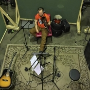 (FOTO: Dark Ride Brothers) Jussi Oksanen verpasst "The Dark Ride" mit fetzigen Passagen auf der Geige den letzten Schliff.