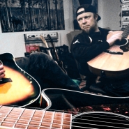 (FOTO: Dark Ride Brothers) Vesa Winberg beim Jammen auf der Akustikgitarre.