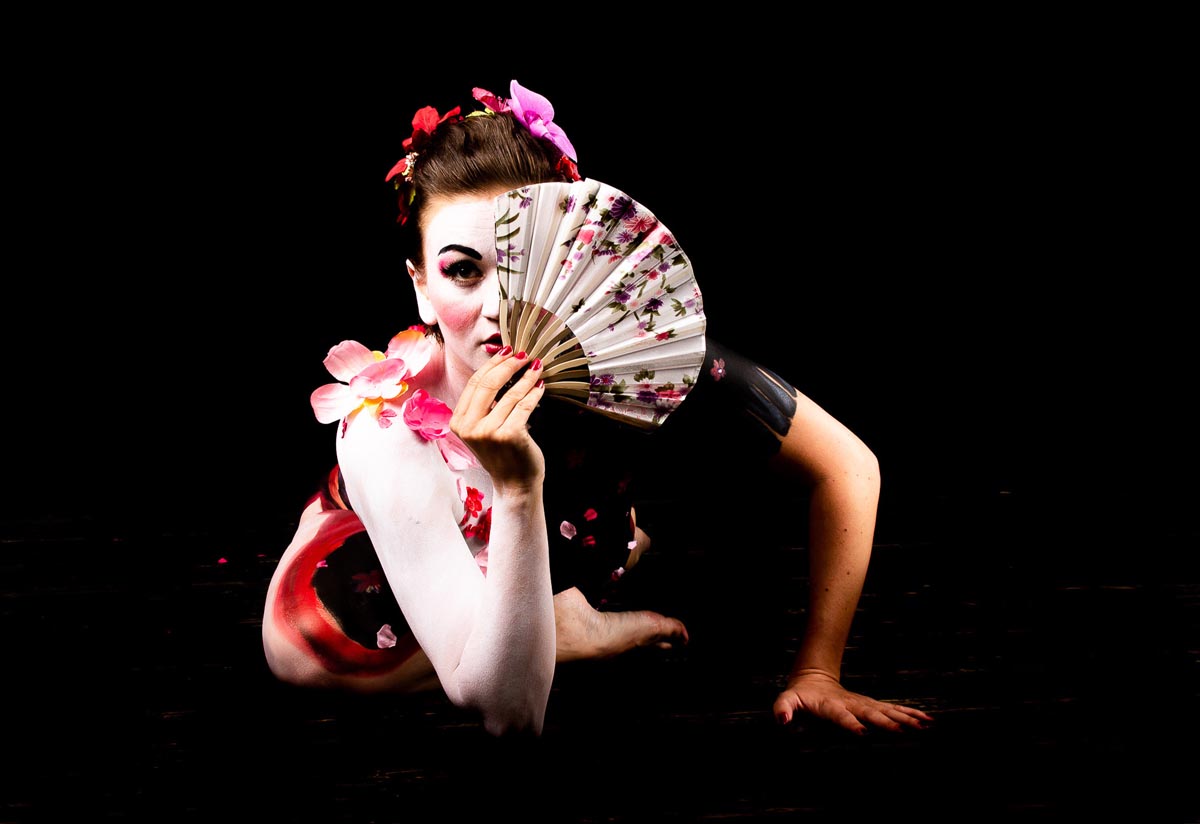 Don't jud(Photo: Jean-Claude Néron) The Geisha Photo Exhibiton: "Don't judge a book by it's cover"e a book by it's cover