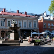 (FOTO Finntastic)  In den kopfsteingepflasterten Straßen am Ufer des Auranjoki liegen viele Restaurants und Cafés, die in wunderschönen, historischen Gebäuden untergebracht sind.
