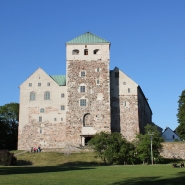 (FOTO: Finntastic) Die mittelalterliche Burg von Turku liegt an der Flußmündung des Auranjoki. Im Inneren befindet sich heute ein Geschichtsmuseum. Eine tolle Möglichkeit, um sich auf eine Zeitreise in die finnische Vergangenheit zu begeben.