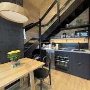 (FOTO: Inken Paletta, Finntastic) Das Sommerhäuschen hat eine moderne Küche mit Induktionsherd, Kühlschrank und Spülmaschine. 