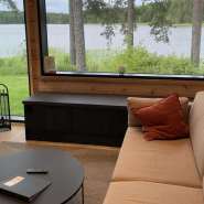 (FOTO: Inken Paletta, Finntastic) Das gemütliche Wohnzimmer mit großen Panoramafenstern. 