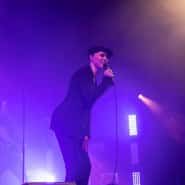 (FOTO: Batschkapp Frankfurt/Sebastian Heck) Durch eine geschickt ausgewählte Setlist, bei dem sich neue Songs vom Album "Neon Noir" mit allseitsbekannten HIM-Klassikern abwechseln, nimmt Ville Valo das Publikum in der Batschkapp auf eine emotionale Zeitreise in die Vergangenheit.