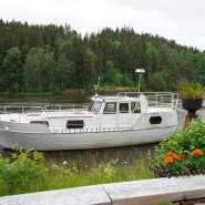 (FOTO: Inken Paletta, Finntastic) In diesem kleinen Boot an den Stromschnellen können Gäste übernachten.