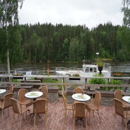 (FOTO: Inken Paletta, Finntastic) Blick auf die Sommerterrasse des Cafés. 