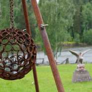 (FOTO: Inken Paletta, Finntastic) Überall auf dem Gelände von Virtakiven Sauna gibt es tolle Kunstinstallationen wie diese hier. 