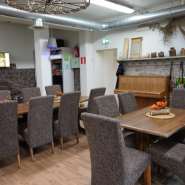 (FOTO: Inken Paletta, Finntastic) Das gemütliche Café Virtakiven Sauna von innen. 