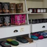 (FOTO: Inken Paletta, Finntastic) Im dazugehörigen Hofladen gibt es lokale Produkte und Spezialitäten wie Kaffee und Marmeladen zu kaufen, sowie hübsche Taschen und Kunsthandwerk.