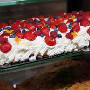 (FOTO: Inken Paletta, Finntastic) Die selbstgebackene Erdbeersahne-Torte von Eija Parkinen ist ein echter Traum!