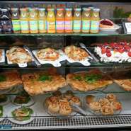 (FOTO: Inken Paletta, Finntastic) Neben süßen Torten und Gebäck gibt es auch herzhafte Speisen. 