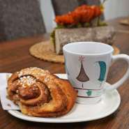 (FOTO: Inken Paletta, Finntastic) Am besten schmeckt die finnische Zimtschnecke mit leckerem Kaffee aus Kouvola. 