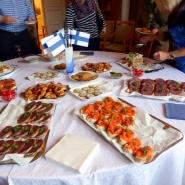 (FOTO: Volker Mentel) Das finnische Buffet bestehend aus Voileipäkakku, belegten Broten mit Rentierschinken sowie finnischem Lachs.
