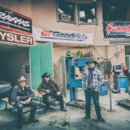 (FOTO: Dark Ride Brothers) Die Bandmitglieder Risto Hyytiäinen, Hannu Liukku und Juha Oksanan (von links nach rechts) am Set von Wasted Sundays.