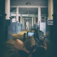 (FOTO: Dark Ride Brothers) In Action: Kameramann Jaako Rinne und Darsteller Tomi Frisk vom Cadillac Club of Finland beim Dreh einer Szene zu Wasted Sundays in der Kirche von Ruokolahti.