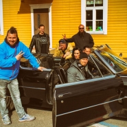 (FOTO: Dark Ride Brothers) Die Band mit Videoproduzent Ville Ristolainen (links) und den Darstellern "Kiss Kiss Forbid'n" und Tomi Frisk beim Dreh zum Video von Wasted Sundays im schicken schwarzen Cadillac.