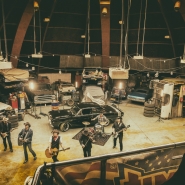 (FOTO: Dark Ride Brothers) Die Band beim Dreh zu Wasted Sundays in der Kugelhalle der Imatra Street Rod Association, zwischen lauter heißen Amischlitten.