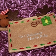 (FOTO: Finntastic) Auch Janne-Oskari gefällt das Design des lustigen Rentiertäschchens.