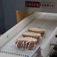 (FOTO: Inken Paletta, Finntastic) Nachdem die Piroggen gebacken wurden, werden sie für den Versand verpackt. 