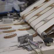 (FOTO: Inken Paletta, Finntastic) Die Piroggen erhalten ihre Füllung und werden dann von dieser Maschine ausgestanzt. 