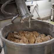 (FOTO: Inken Paletta, Finntastic) Mit dieser Teigknetmaschine wird der Teig für die Karlischen Piroggen geknetet. 