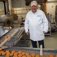 (FOTO: Inken Paletta, Finntastic) Inhaber Pekka Kaikkonen führt uns durch die Produktion. 