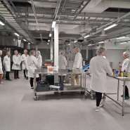 (FOTO: XAMK) Im XAMK-Foodlab entwickeln Studenten und Unternehmen gemeinsam neue Produkte für den Lebensmittelsektor. 