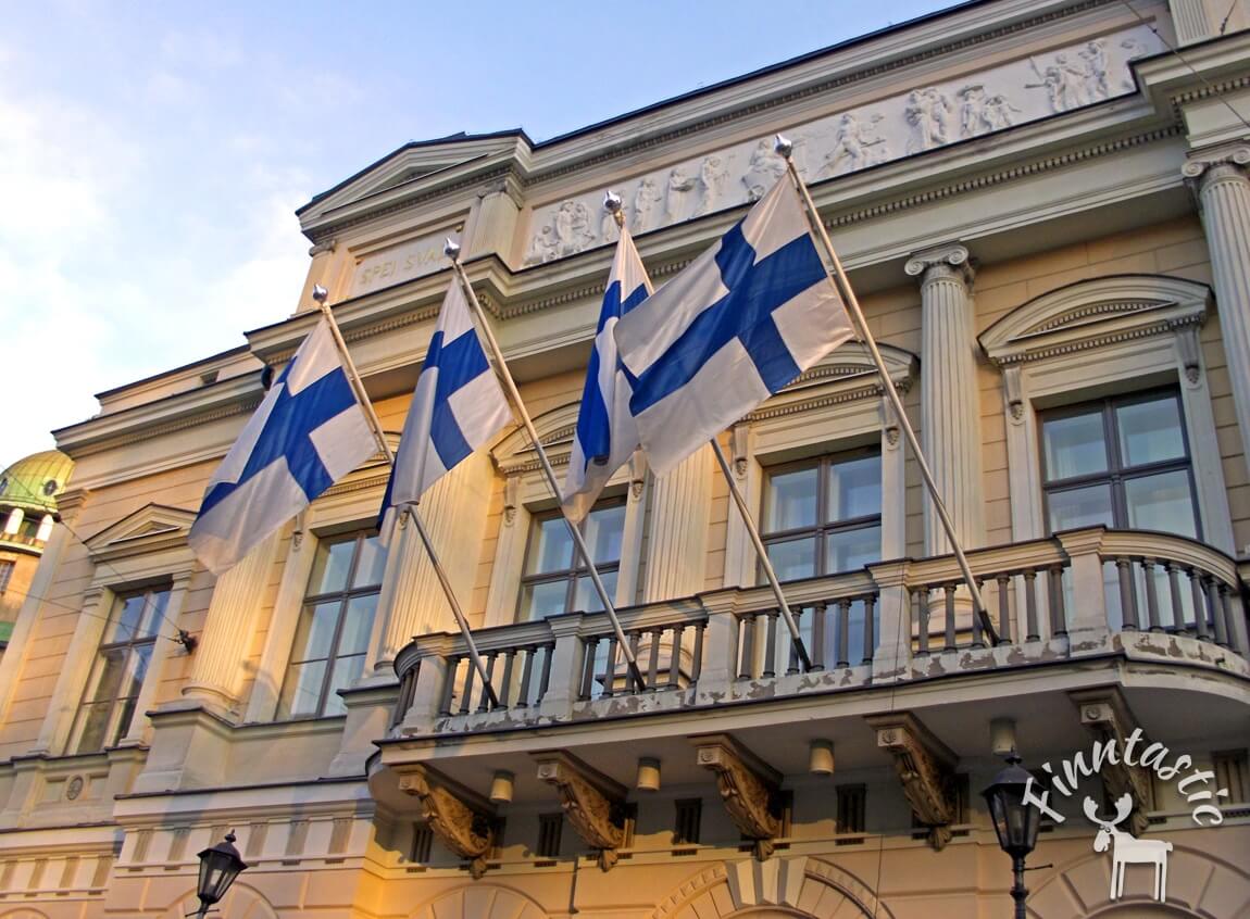 (FOTO: Finntastic) An Nationalfeiertagen und anderen wichtigen Tagen im Jahr wird an allen Häusern und öffentlichen Gebäuden die finnische Flagge gehisst.