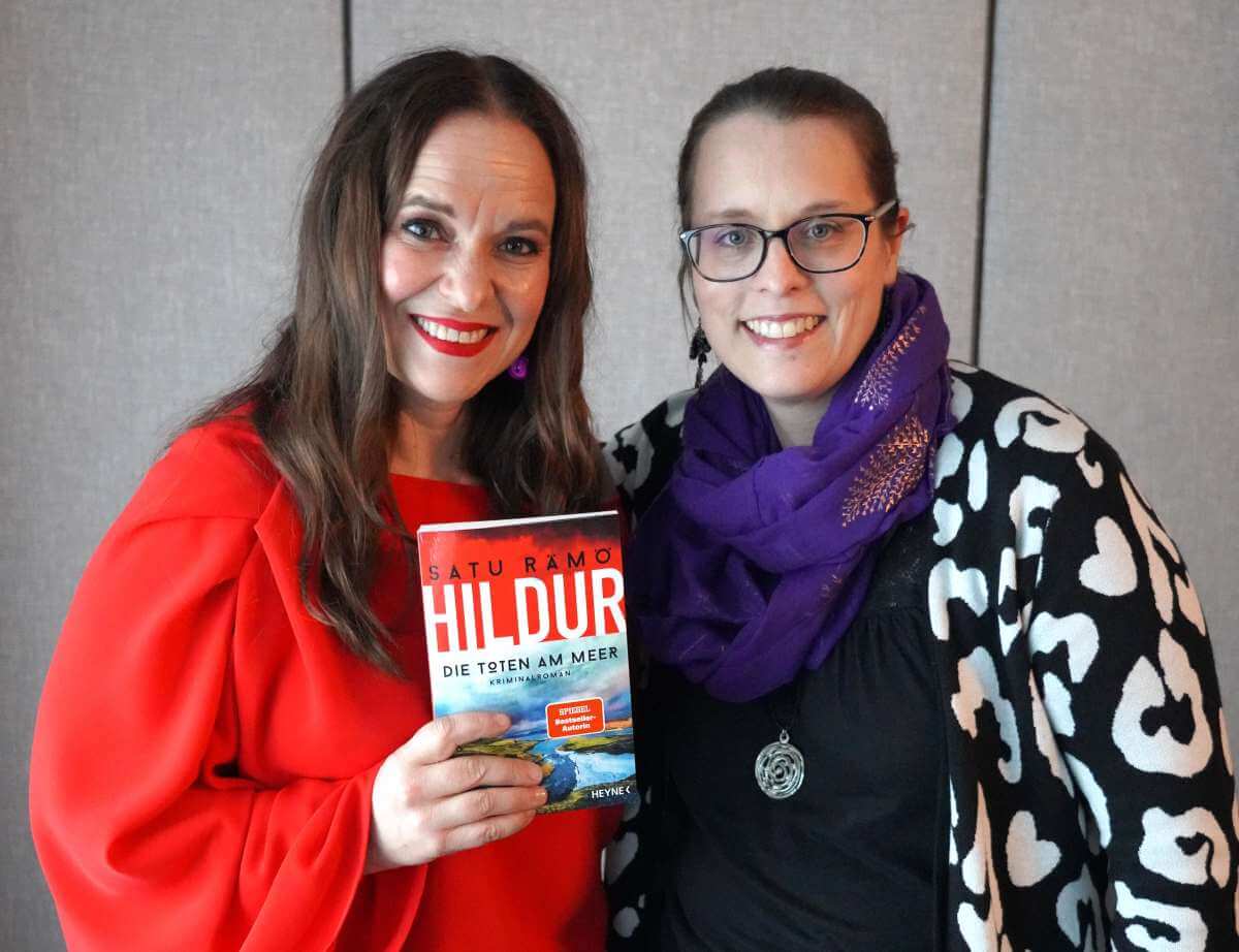 Inken Paletta und die finnische Autorin Satu Rämö mit ihrem vierten Buch "Hildur Die Toten am Meer"