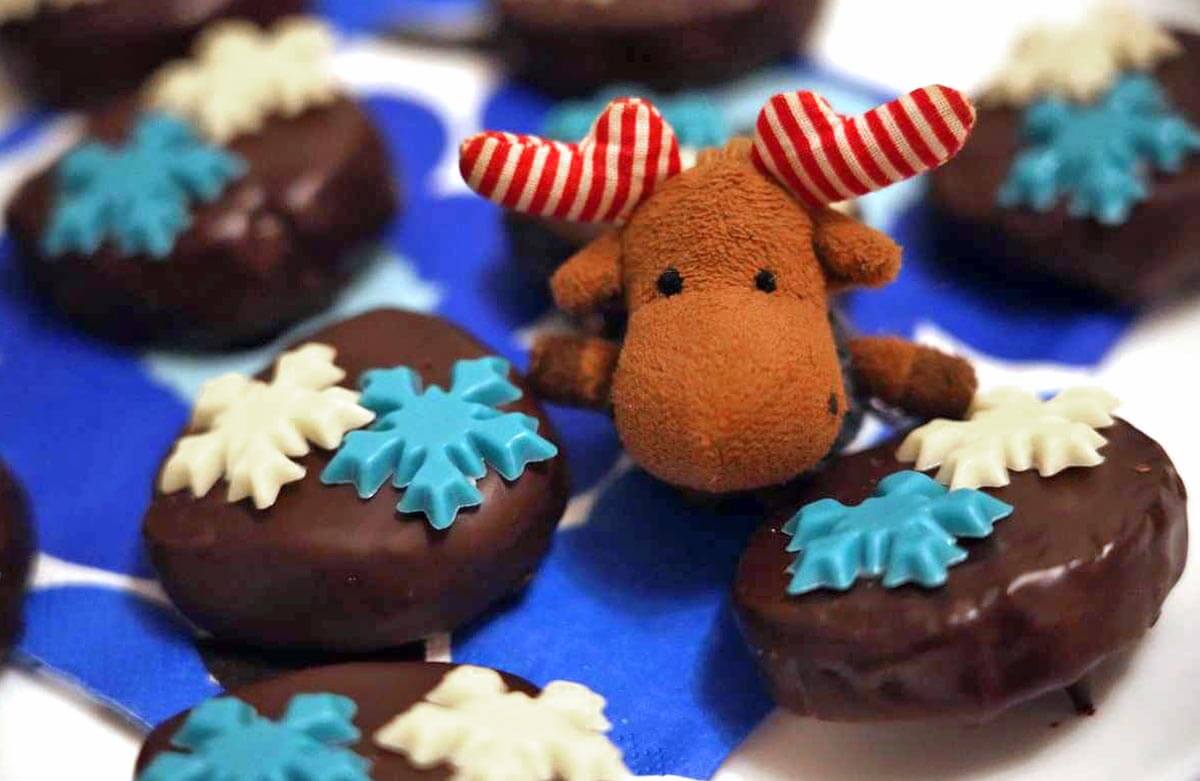 (FOTO: Finntastic) Janne-Oskari ist zufrieden! Die Kekse sehen super aus! Die Unabhängigkeitsfeier kann steigen!