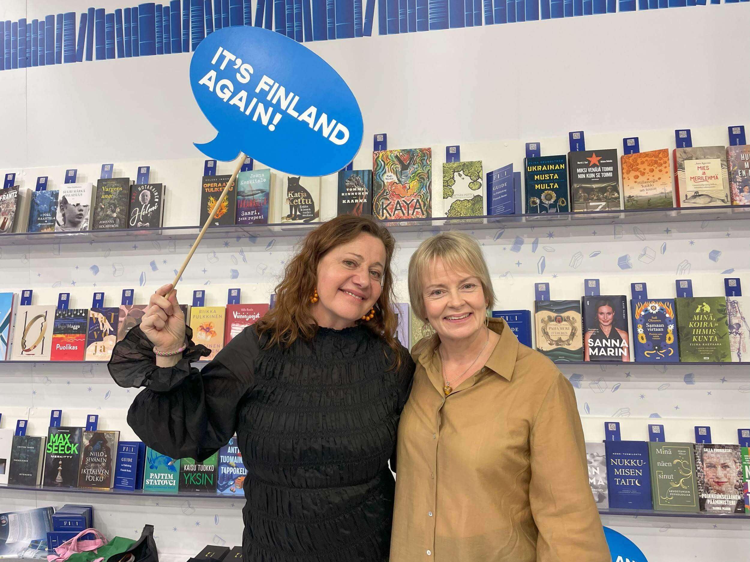 (FOTO: Finntastic) Zehn Jahre ist es bereits her, dass Finnland Ehrengastland der Frankfurter Buchmesse war. Hannele Jyrkkä (links) und Johanna Pitkänen von FILI - Finnish Language Exchange freuen sich, dass finnische Literatur auch außerhalb Finnlands immer mehr begeisterte Leser erreicht. 