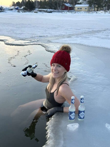 Iris Mönkkönen beim Eisbaden