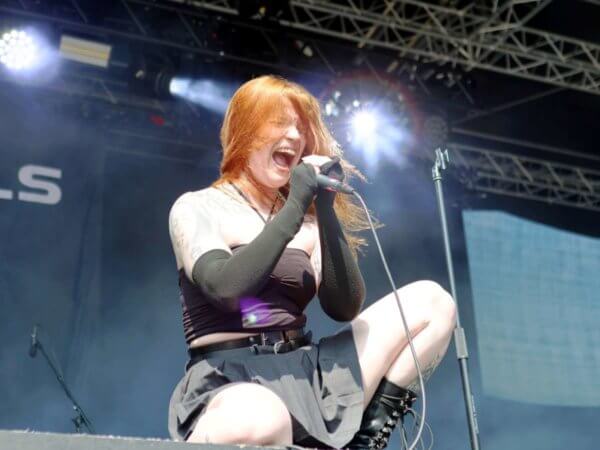 Leadsängerin Lotta Ruutiainen von der Metalband Luna Kills