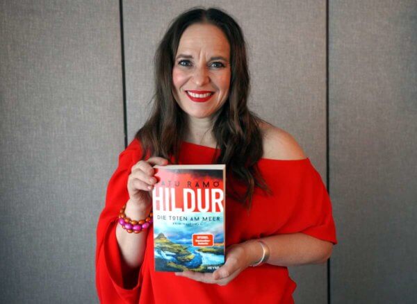 Satu Rämö mit ihrem vierten Buch "Hildur - Die Toten am Meer".