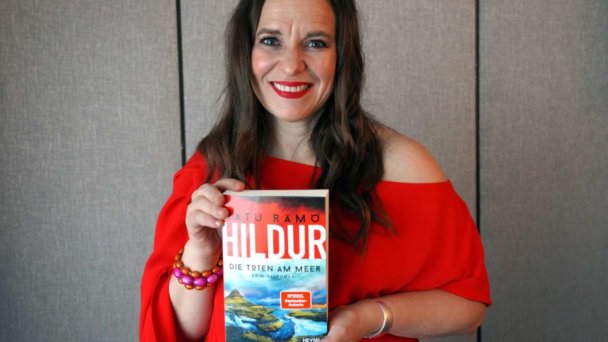 Satu Rämö mit ihrem vierten Buch "Hildur - Die Toten am Meer".