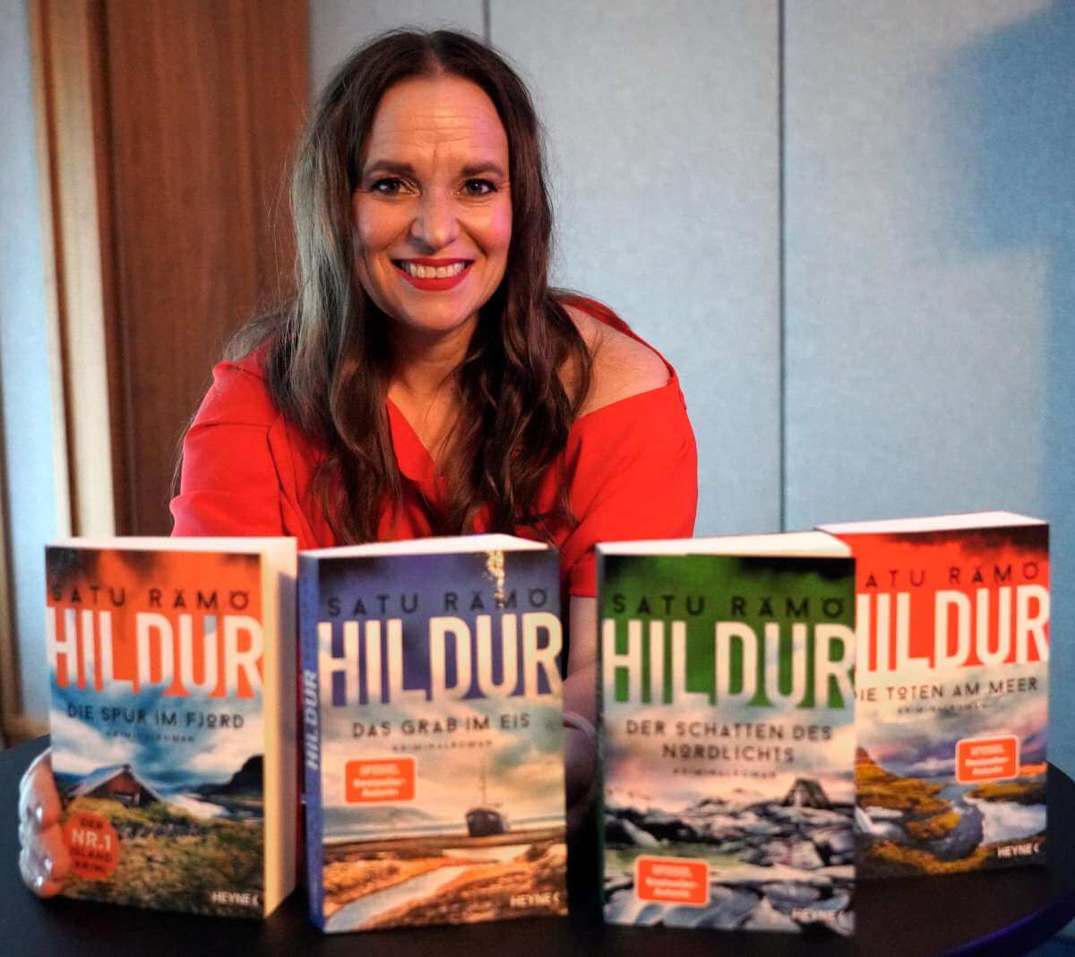 Satu Rämö mit vier der Bände ihrer Hildur-Krimi-Serie.