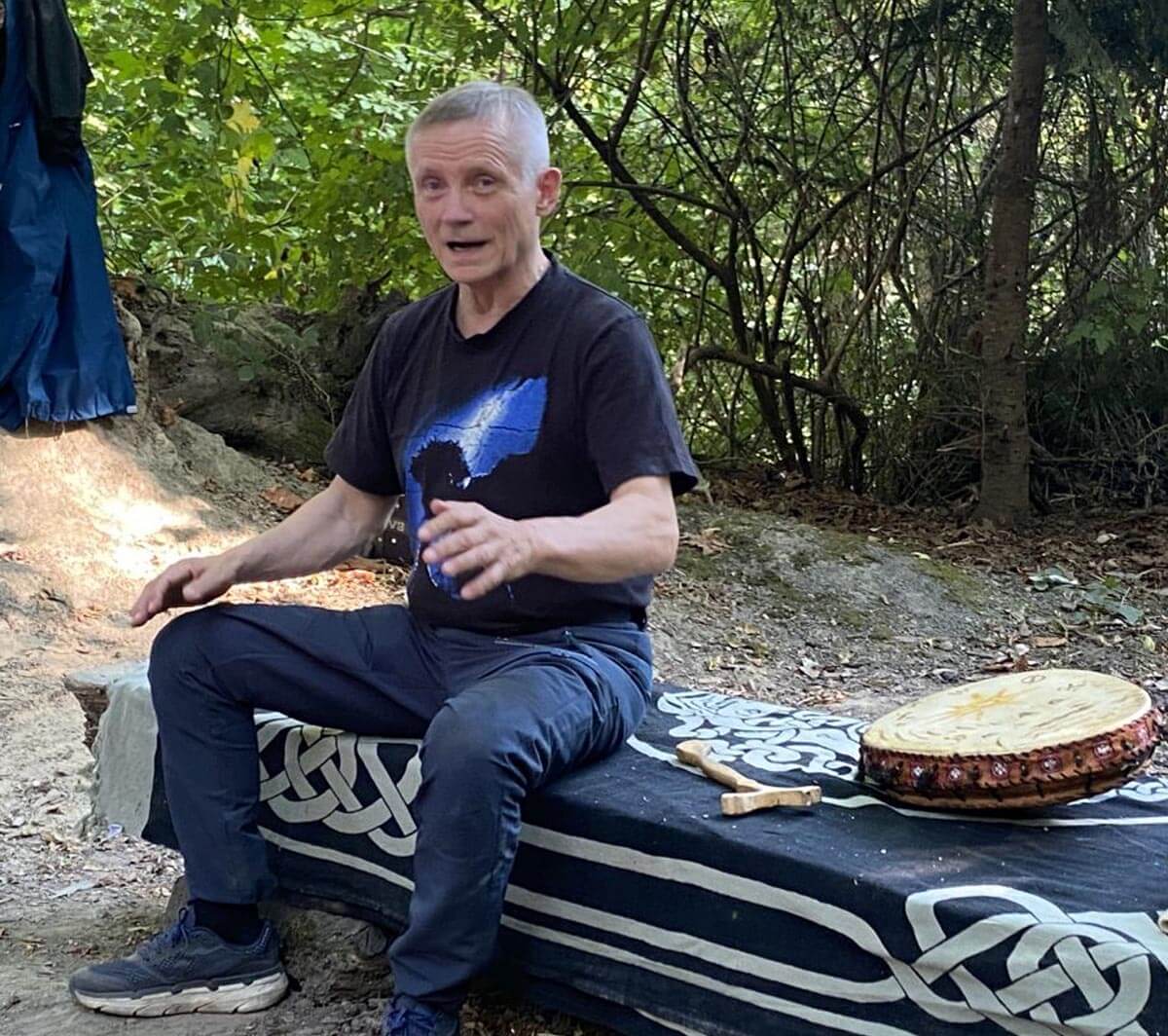 Aillos teaches Sámi yoik in the nature