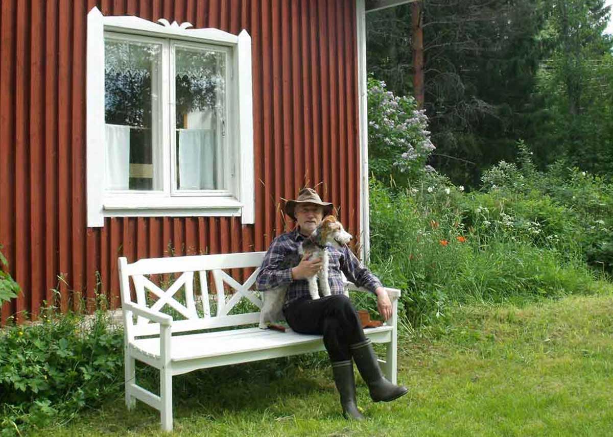 (FOTO: Eberhard Apffelstaedt) Autor Eberhard Apffelstaedt hat seit Langem das Finnlandvirus gepackt. Zusehen ist er hier mit Foxterrier Nono vor seinem Mökki in Finnland. 