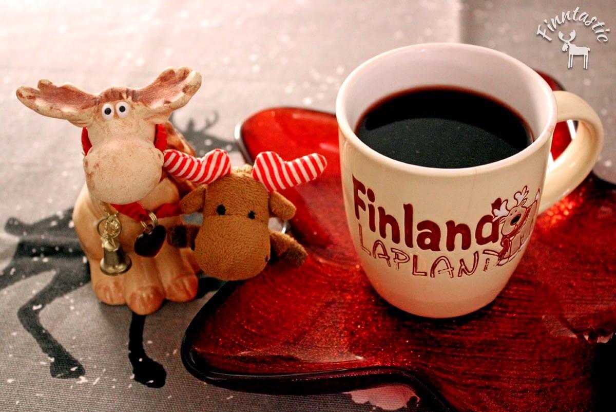 (FOTO: Finntastic) Es geht doch nichts über einen finnischen Glögi! Die ideale Möglichkeit, um sich auf die Weihnachtszeit einzustimmen! Das findet auch der kleine Elch Janne-Oskari. Jetzt muss es nur noch richtig schneien!