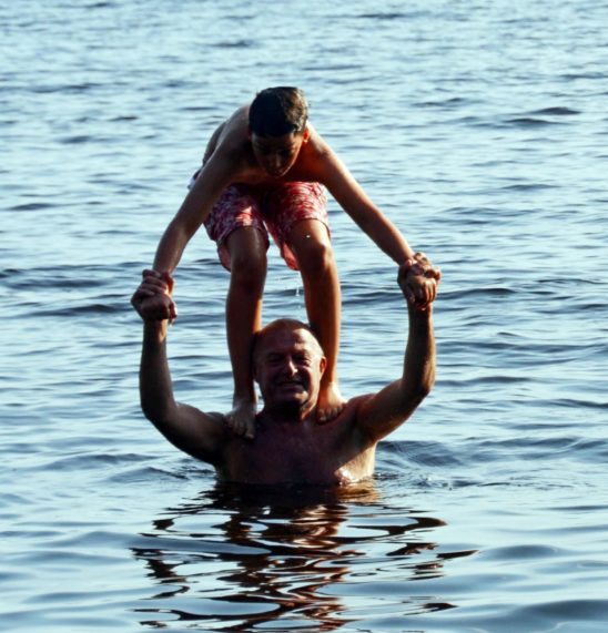 Joachim mit Enkel im Saimaa See