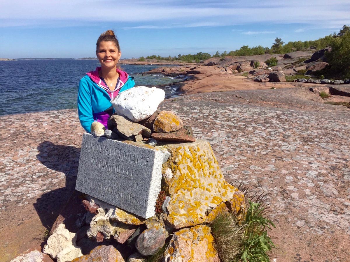 (FOTO: Kristin Recke) NDR-Moderatorin Kristin Recke plaudert über ihre Finnlanderlebnisse. Hier zu sehen am südlichsten Punkt Finnlands!