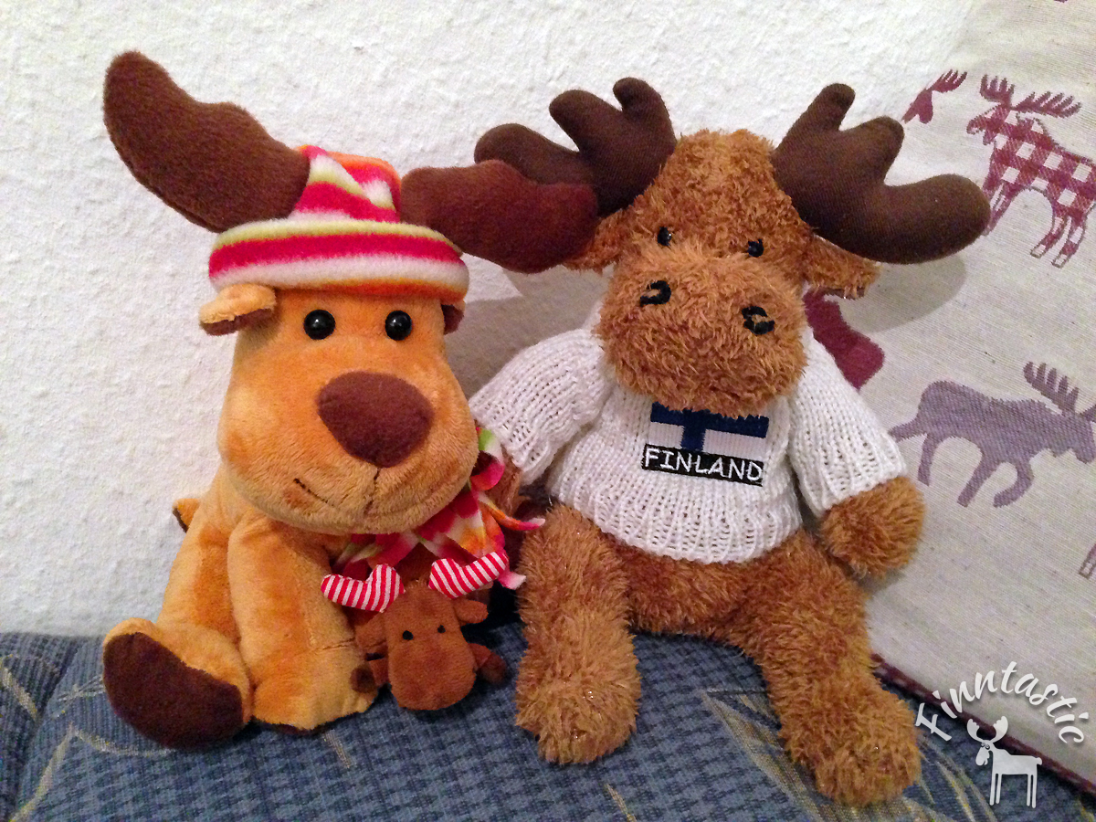 (FOTO: Finntastic) Janne-Oskari und Mika-Waltari haben Besuch von Rudolph dem Rentier bekommen, denn das weiß ganz genau, wo in Deutschland überall Finnische Weihnachten gefeiert wird.