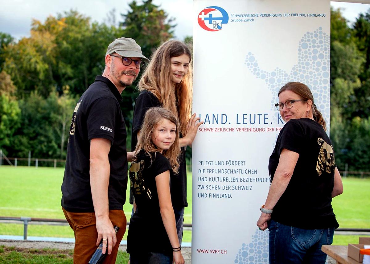 (FOTO: Sanna Heikintalo) Steve Hauffe, seine beiden Kinder und Arja Bollinger (rechts) vom Vorstand der SVFF-Regionalgruppe Zürich hatten viel Spaß als Team 